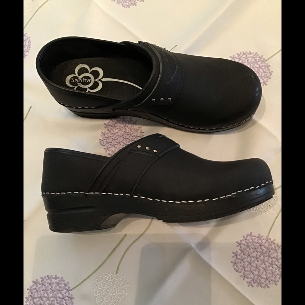 NWOT Sanita clogs